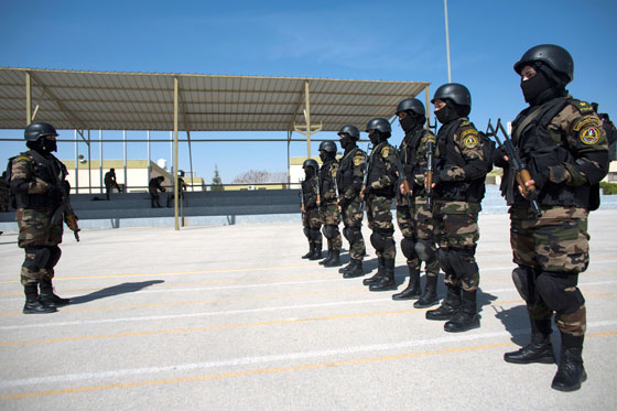 بالصور: مجندات الحرس الرئاسي الفلسطيني يبدين مهارات قتالية مدهشة صورة رقم 6