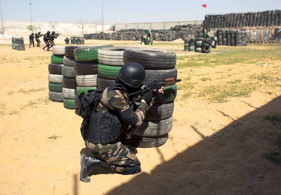 بالصور: مجندات الحرس الرئاسي الفلسطيني يبدين مهارات قتالية مدهشة صورة رقم 7