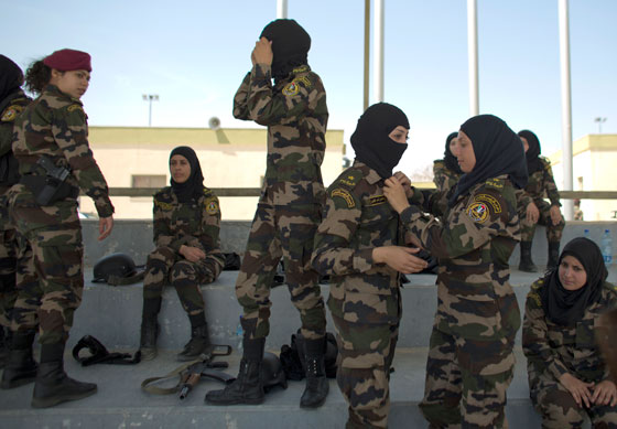 بالصور: مجندات الحرس الرئاسي الفلسطيني يبدين مهارات قتالية مدهشة صورة رقم 8