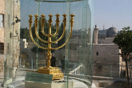 اسرائيل تضع مجسما للهيكل الذي سيقام على انقاض الأقصى صورة رقم 6