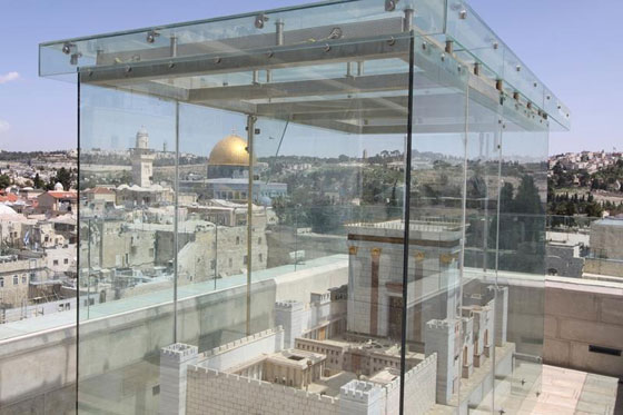 اسرائيل تضع مجسما للهيكل الذي سيقام على انقاض الأقصى صورة رقم 5