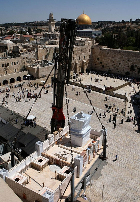 اسرائيل تضع مجسما للهيكل الذي سيقام على انقاض الأقصى صورة رقم 2
