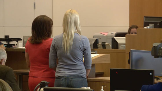 نسيت رضيعها على سقف السيارة وانطلقت الى بيتها! صورة رقم 2