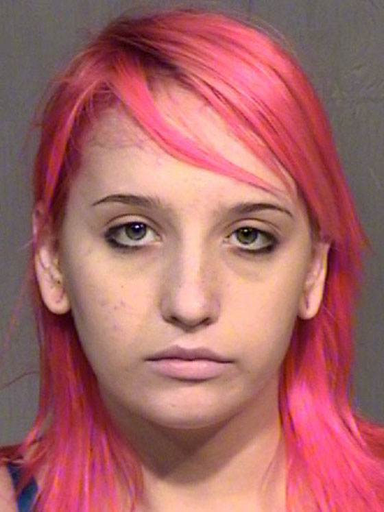 نسيت رضيعها على سقف السيارة وانطلقت الى بيتها! صورة رقم 4