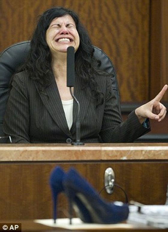 السجن المؤبد لامرأة طعنت زوجها بكعب حذائها حتى الموت صورة رقم 2