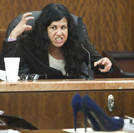 السجن المؤبد لامرأة طعنت زوجها بكعب حذائها حتى الموت صورة رقم 5