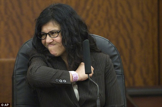 السجن المؤبد لامرأة طعنت زوجها بكعب حذائها حتى الموت صورة رقم 1