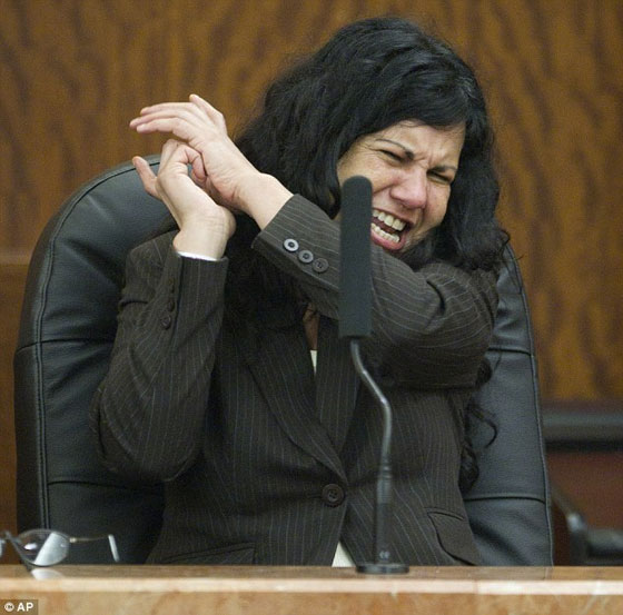 السجن المؤبد لامرأة طعنت زوجها بكعب حذائها حتى الموت صورة رقم 6