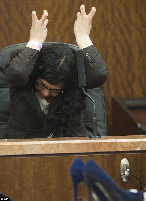 السجن المؤبد لامرأة طعنت زوجها بكعب حذائها حتى الموت صورة رقم 7