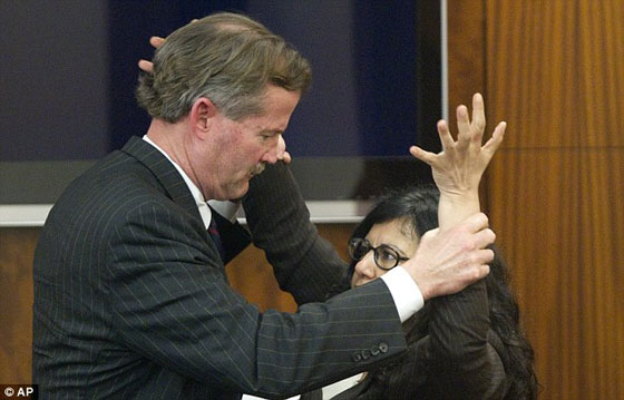 السجن المؤبد لامرأة طعنت زوجها بكعب حذائها حتى الموت صورة رقم 8