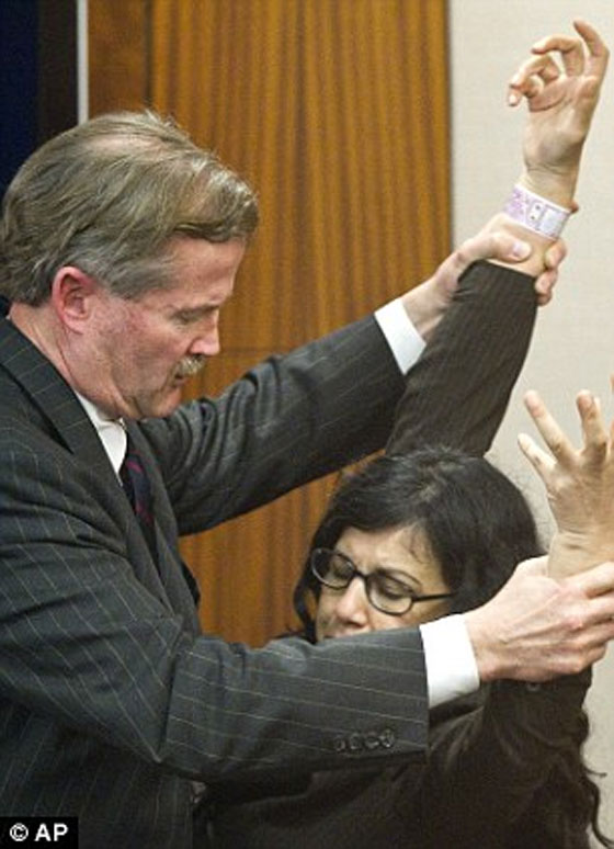 السجن المؤبد لامرأة طعنت زوجها بكعب حذائها حتى الموت صورة رقم 9