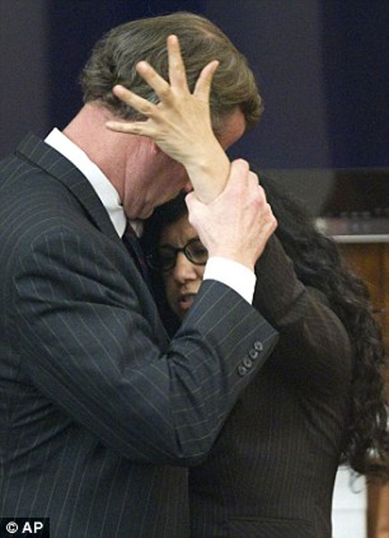 السجن المؤبد لامرأة طعنت زوجها بكعب حذائها حتى الموت صورة رقم 10