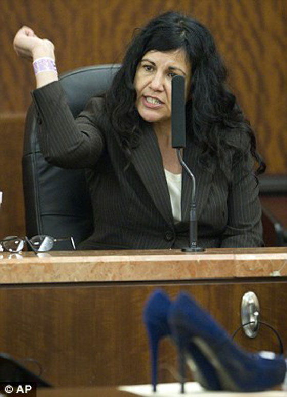 السجن المؤبد لامرأة طعنت زوجها بكعب حذائها حتى الموت صورة رقم 12