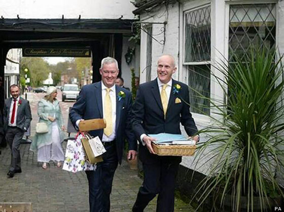 كاهن انجليزي تحدى الحظر وتزوج من رجل ليحرج الكنيسة! صورة رقم 2