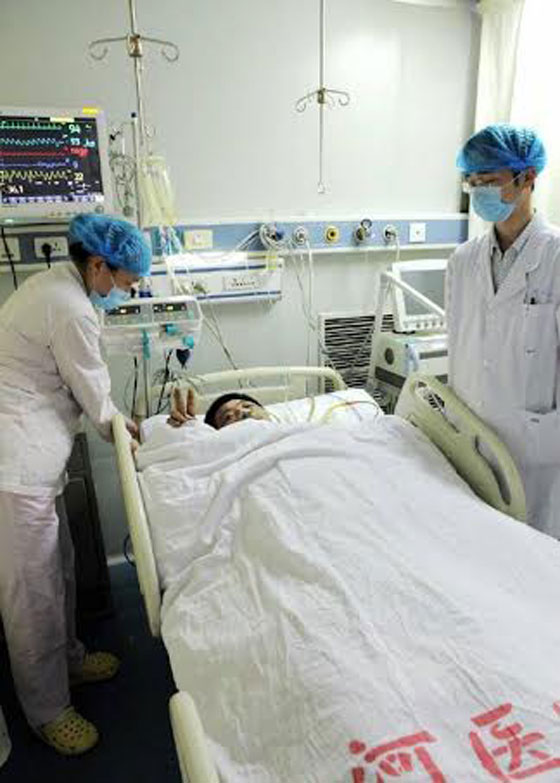 عامود خشبي طوله 6 أمتار يخترق جسد رجل ويبقيه على قيد الحياة صورة رقم 3