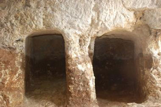 سلطة الآثار الاسرائيلية تنبش قبرا في نابلس وتسرق محتوياته صورة رقم 2