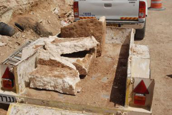 سلطة الآثار الاسرائيلية تنبش قبرا في نابلس وتسرق محتوياته صورة رقم 1