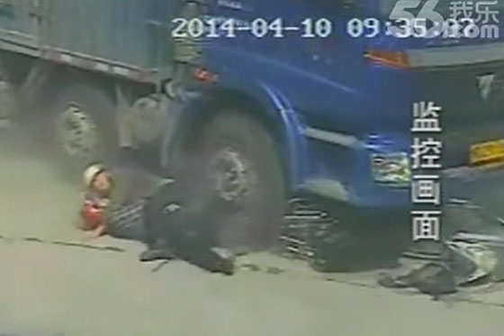 مأثرة انسانية.. مات الاب دهسا تحت عجلات شاحنة اللوري ليعيش ابنه صورة رقم 2