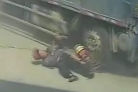 مأثرة انسانية.. مات الاب دهسا تحت عجلات شاحنة اللوري ليعيش ابنه صورة رقم 4