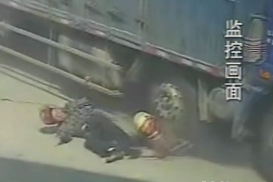 مأثرة انسانية.. مات الاب دهسا تحت عجلات شاحنة اللوري ليعيش ابنه صورة رقم 5