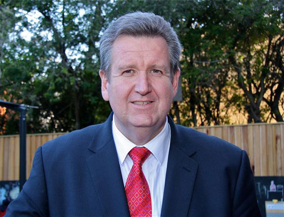 زجاجة نبيذ تطيح برئيس وزراء نيو ساوث ويلز الاسترالية صورة رقم 1