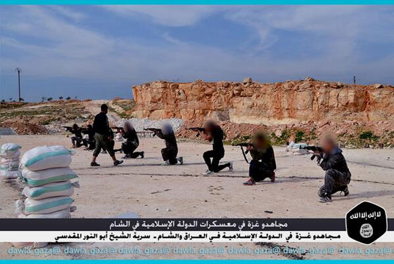 بالصور.. مجاهدو غزة يتدربون في معسكرات 