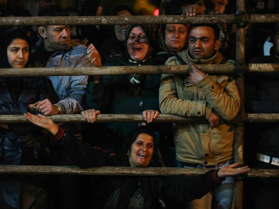 تفاصيل مثيرة ترويها ام ايرانية صفعت قاتل ابنها وحررته من المشنقة صورة رقم 6