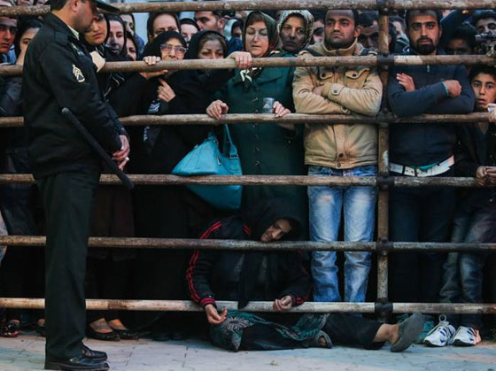 تفاصيل مثيرة ترويها ام ايرانية صفعت قاتل ابنها وحررته من المشنقة صورة رقم 12