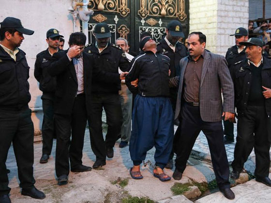 تفاصيل مثيرة ترويها ام ايرانية صفعت قاتل ابنها وحررته من المشنقة صورة رقم 14