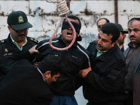 تفاصيل مثيرة ترويها ام ايرانية صفعت قاتل ابنها وحررته من المشنقة صورة رقم 15