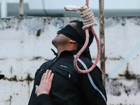 تفاصيل مثيرة ترويها ام ايرانية صفعت قاتل ابنها وحررته من المشنقة صورة رقم 17