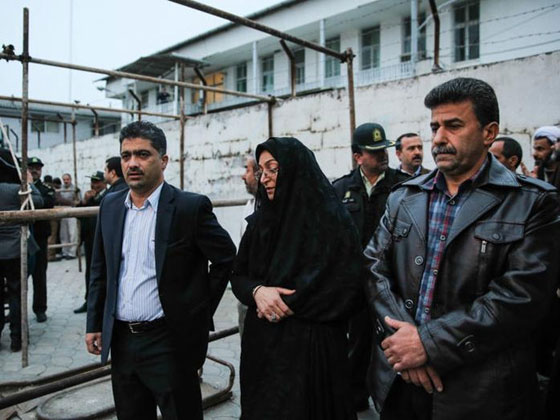 تفاصيل مثيرة ترويها ام ايرانية صفعت قاتل ابنها وحررته من المشنقة صورة رقم 2