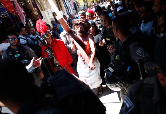 مسيرة درب الصليب في 