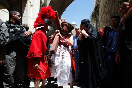 مسيرة درب الصليب في 