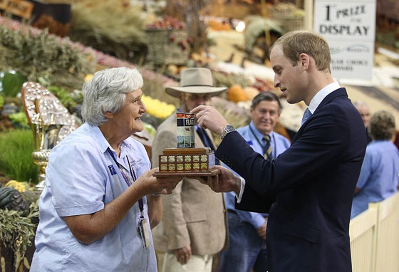 كيت ميدلتون تضحك على 