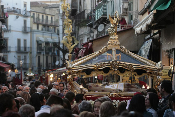 مسيرة درب الصليب في 