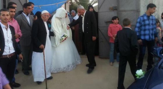 لماذا احتفلت العروس الغزاوية بيوم زفافها مع صورة عريسها فقط!! صورة رقم 1