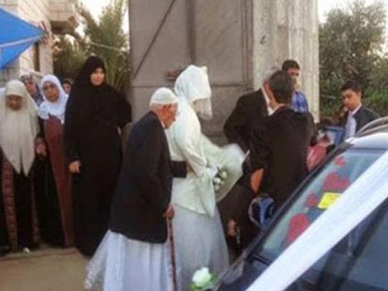 لماذا احتفلت العروس الغزاوية بيوم زفافها مع صورة عريسها فقط!! صورة رقم 2