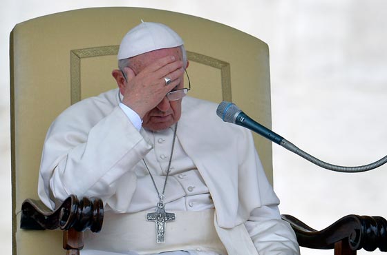 البابا يسلم القربان المقدس لرجل مطلّق ويثير الجدل مجددا! صورة رقم 2