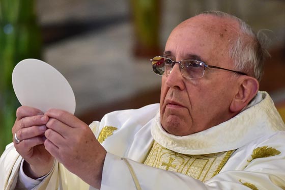 البابا يسلم القربان المقدس لرجل مطلّق ويثير الجدل مجددا! صورة رقم 1