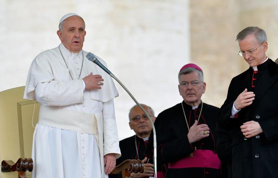 البابا يسلم القربان المقدس لرجل مطلّق ويثير الجدل مجددا! صورة رقم 7