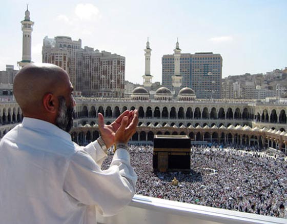 رمز للوحدة في فلسطين.. مسيحي يتكفل بنفقات الحج لجاره المسلم  صورة رقم 1