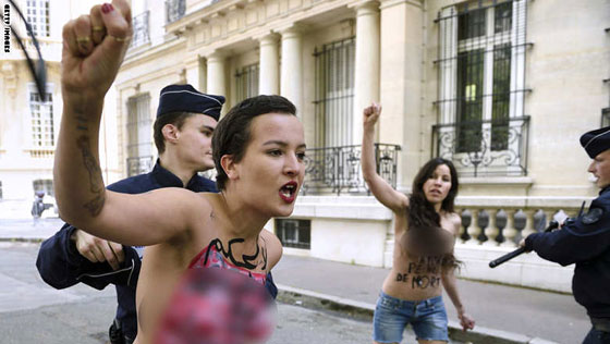 بالصور.. امينة وصديقاتها يعترضن على احكام الاعدام ضد الاخوان بخلع الملابس صورة رقم 3