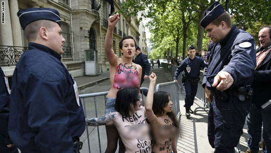 بالصور.. امينة وصديقاتها يعترضن على احكام الاعدام ضد الاخوان بخلع الملابس صورة رقم 4