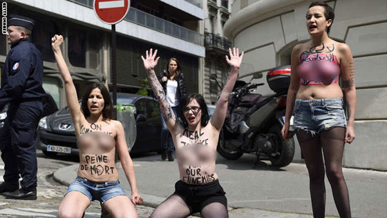 بالصور.. امينة وصديقاتها يعترضن على احكام الاعدام ضد الاخوان بخلع الملابس صورة رقم 5