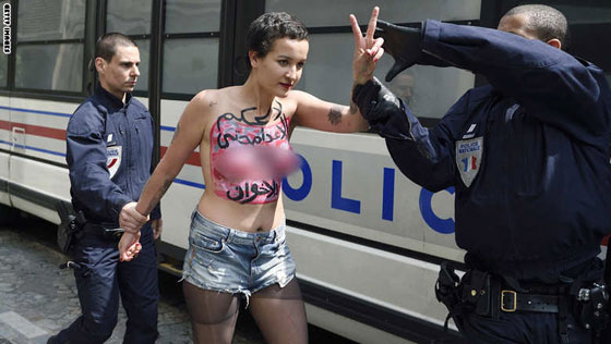 بالصور.. امينة وصديقاتها يعترضن على احكام الاعدام ضد الاخوان بخلع الملابس صورة رقم 6