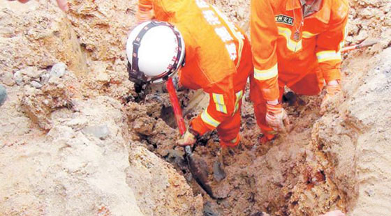 بالصور.. امرأة تنجو من الموت تحت اطنان الرمال بفضل قبعتها صورة رقم 2