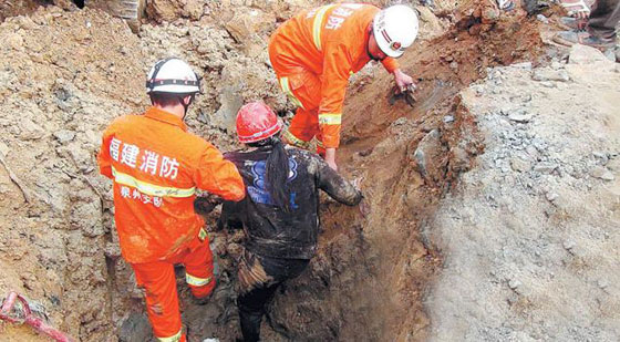 بالصور.. امرأة تنجو من الموت تحت اطنان الرمال بفضل قبعتها صورة رقم 7