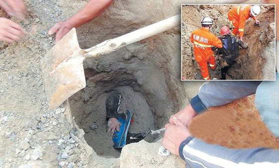 بالصور.. امرأة تنجو من الموت تحت اطنان الرمال بفضل قبعتها صورة رقم 1