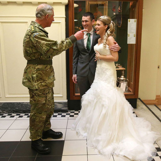 بالصور.. صدمة عروسين بريطانيين بحضور الامير تشارلز لتهنئتهما صورة رقم 10